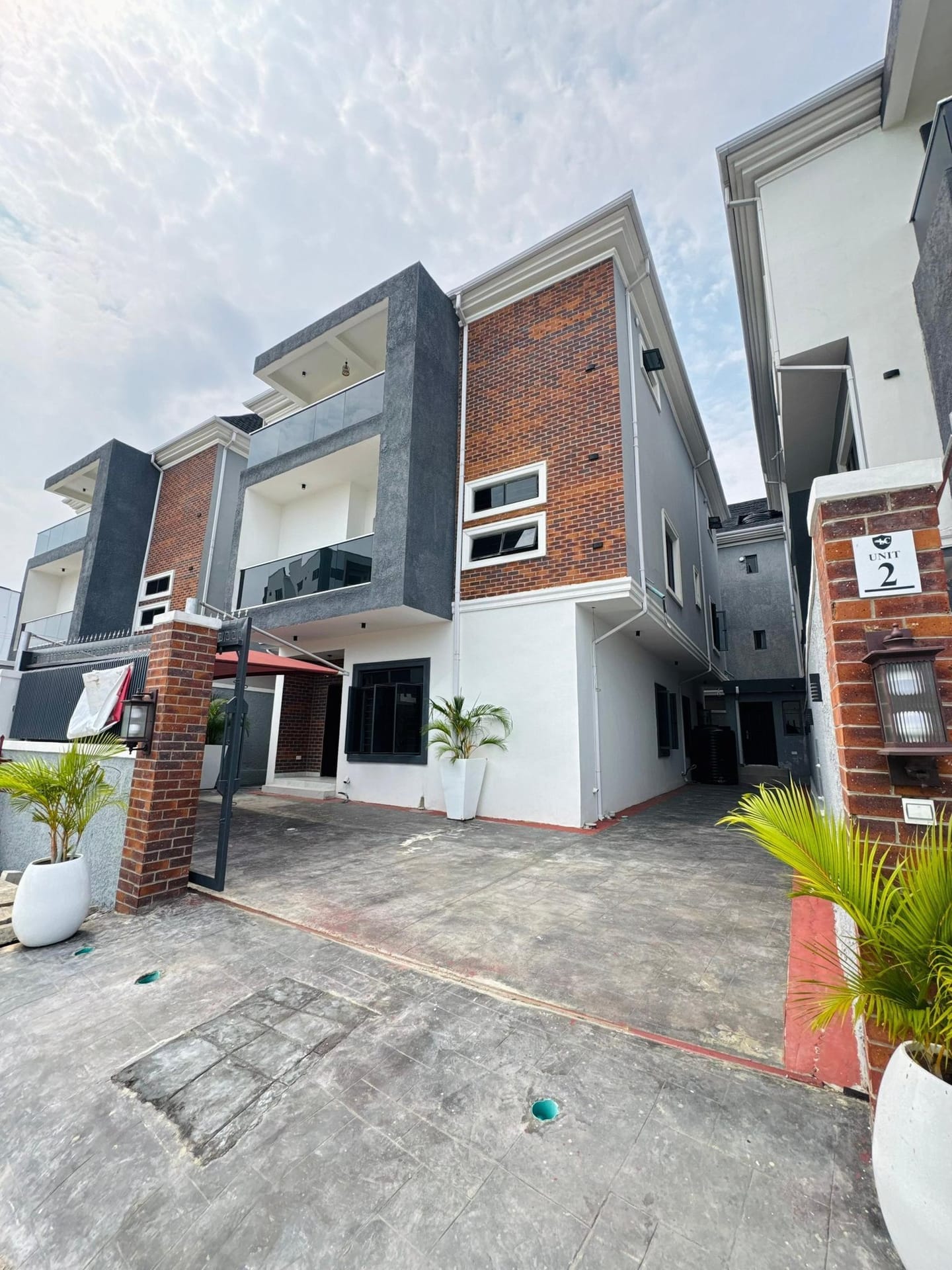 Luxury 3-Bedroom Apartment with BQ, Lekki Phase 1 — photo 1