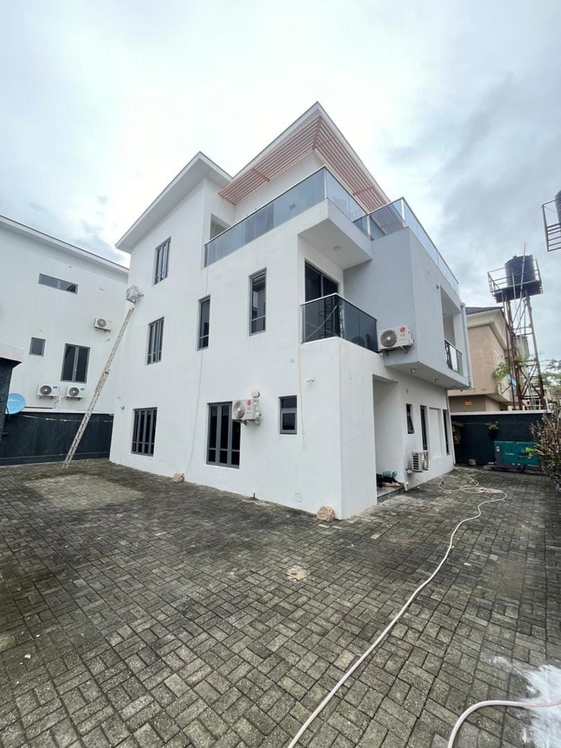 Modern 5-Bedroom Duplex with BQ, Lekki Phase 1 — photo 1