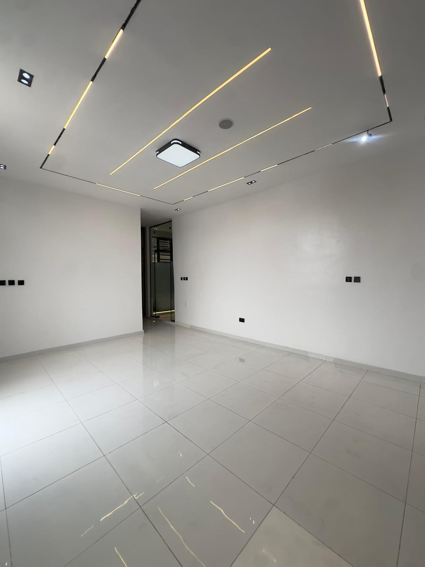Modern 5-Bedroom Duplex with BQ, Lekki Phase 1 — photo 2